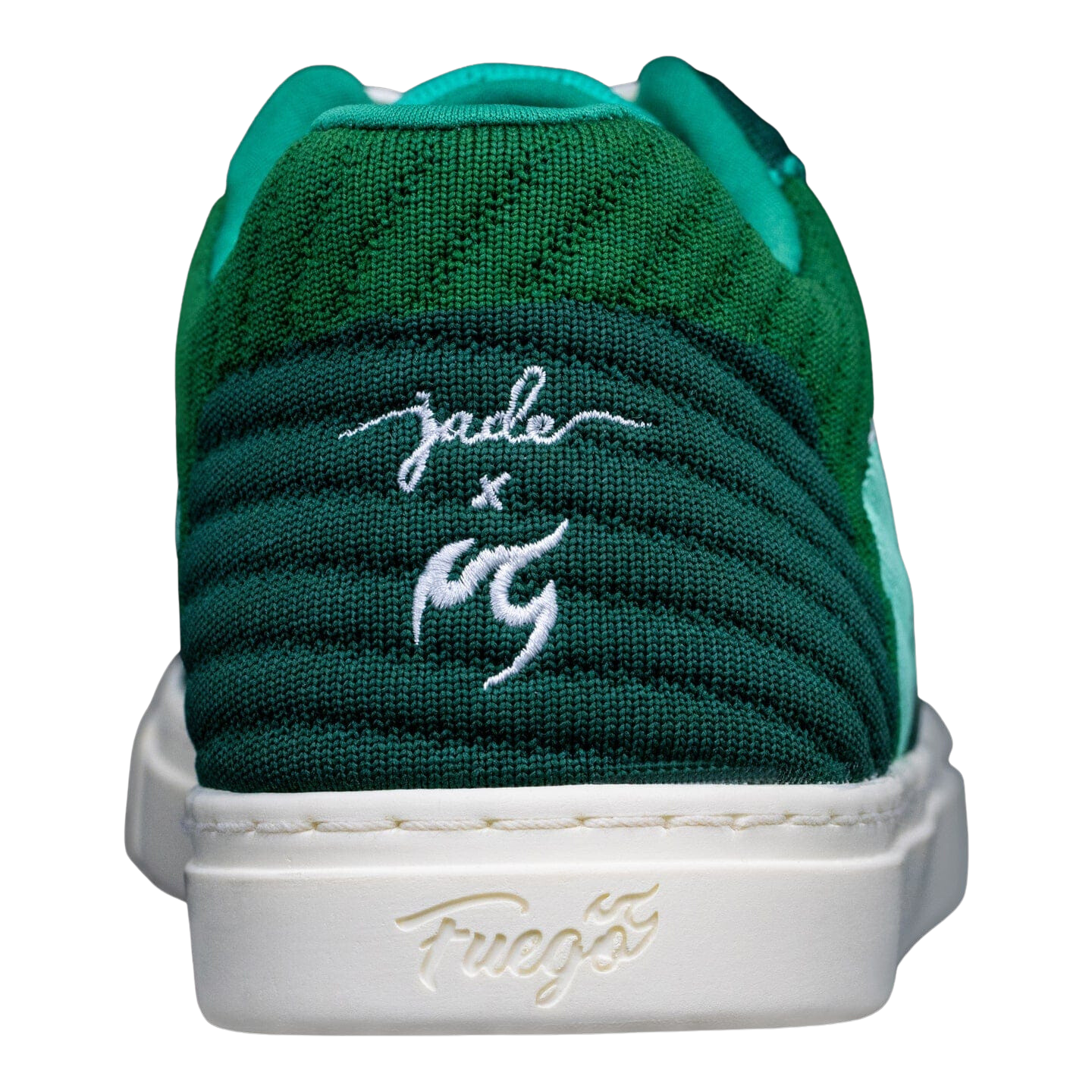 Die Fuego Jade Dance Sneakers bestehen aus strukturiertem Stoff, einer weißen Sohle und einem Fersentext aus recycelten Plastikflaschen.